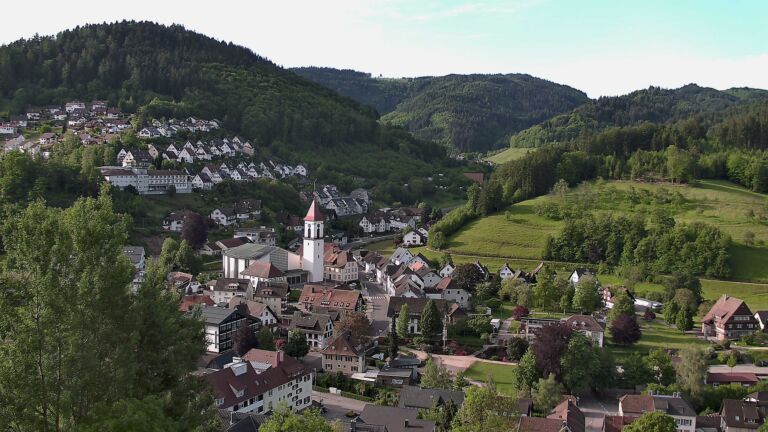 Dieses Bild zeigt eine Webcam-Aufnahme von Ottenhöfen, aufgenommen am Sonntag, den 17.05.2026 um 08:10 Uhr