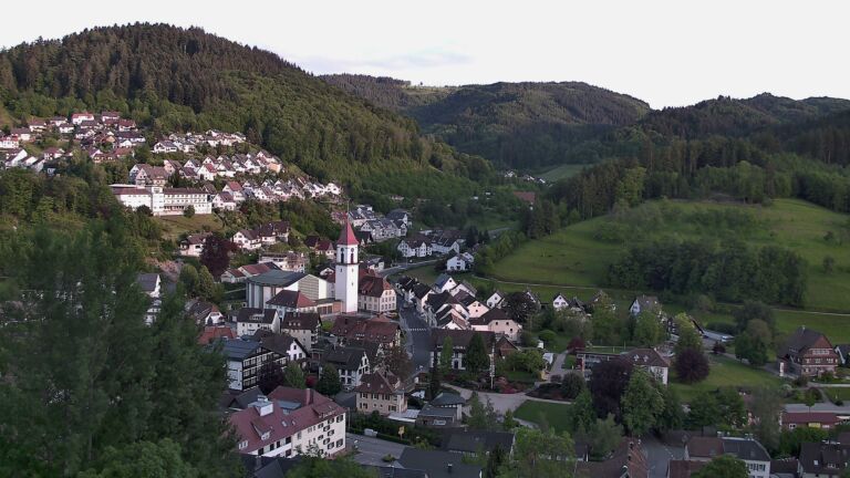 Dieses Bild zeigt eine Webcam-Aufnahme von Ottenhöfen, aufgenommen am Sonntag, den 17.05.2026 um 20:20 Uhr