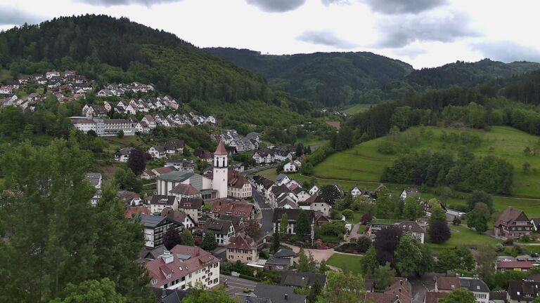 Dieses Bild zeigt eine Webcam-Aufnahme von Ottenhöfen, aufgenommen am Samstag, den 16.05.2026 um 13:30 Uhr