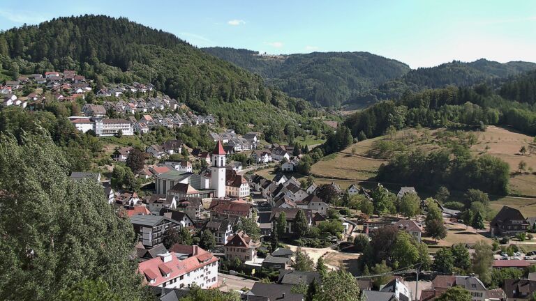 Dieses Bild zeigt eine Webcam-Aufnahme von Ottenhöfen, aufgenommen am Samstag, den 08.08.2026 um 16:30 Uhr