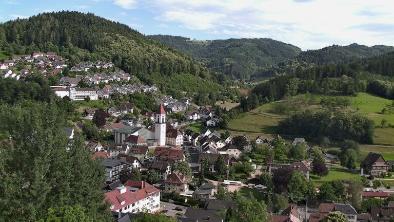 Dieses Bild zeigt eine Webcam-Aufnahme von Ottenhöfen, aufgenommen am Mittwoch, den 17.06.2026 um 18:00 Uhr