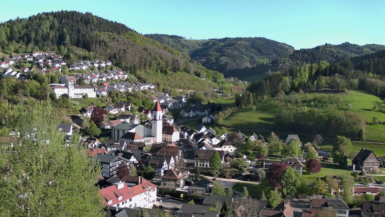 Dieses Bild zeigt eine Webcam-Aufnahme von Ottenhöfen, aufgenommen am Samstag, den 25.04.2026 um 18:40 Uhr