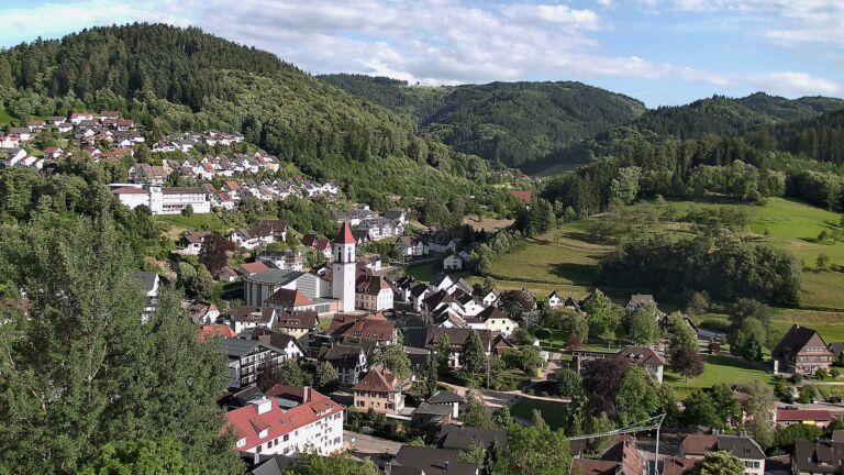 Dieses Bild zeigt eine Webcam-Aufnahme von Ottenhöfen, aufgenommen am Sonntag, den 14.06.2026 um 19:00 Uhr
