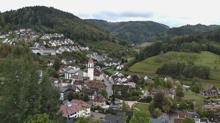 Dieses Bild zeigt eine Webcam-Aufnahme von Ottenhöfen, aufgenommen am Sonntag, den 11.10.2026 um 15:30 Uhr