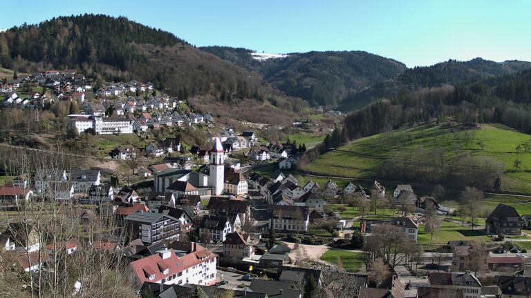 Dieses Bild zeigt eine Webcam-Aufnahme von Ottenhöfen, aufgenommen am Donnerstag, den 02.04.2026 um 17:00 Uhr