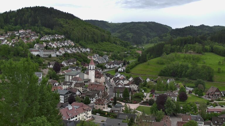 Dieses Bild zeigt eine Webcam-Aufnahme von Ottenhöfen, aufgenommen am Sonntag, den 03.05.2026 um 18:00 Uhr