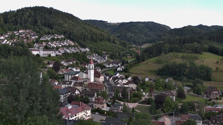 Dieses Bild zeigt eine Webcam-Aufnahme von Ottenhöfen, aufgenommen am Montag, den 06.07.2026 um 18:50 Uhr