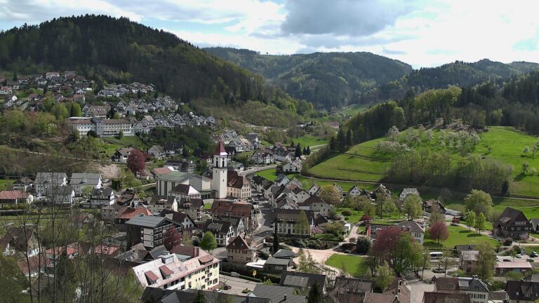 Dieses Bild zeigt eine Webcam-Aufnahme von Ottenhöfen, aufgenommen am Freitag, den 17.04.2026 um 15:10 Uhr