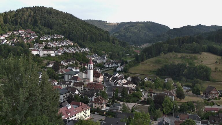 Dieses Bild zeigt eine Webcam-Aufnahme von Ottenhöfen, aufgenommen am Montag, den 03.08.2026 um 19:00 Uhr