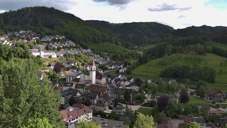 Dieses Bild zeigt eine Webcam-Aufnahme von Ottenhöfen, aufgenommen am Sonntag, den 17.05.2026 um 17:20 Uhr