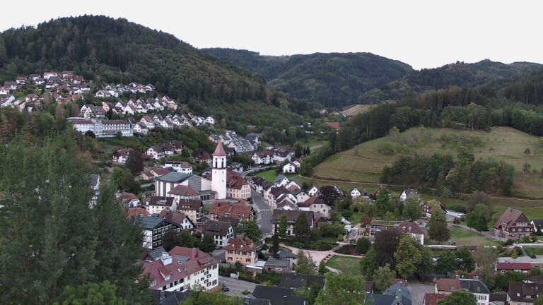 Dieses Bild zeigt eine Webcam-Aufnahme von Ottenhöfen, aufgenommen am Sonntag, den 13.09.2026 um 07:00 Uhr