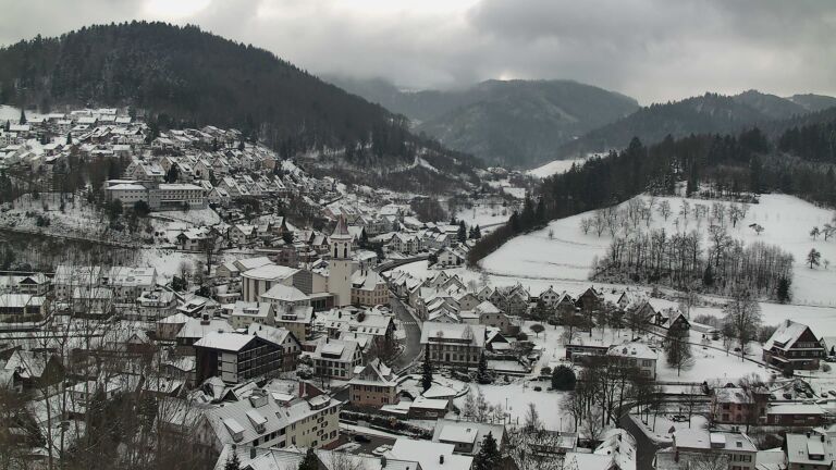 Dieses Bild zeigt eine Webcam-Aufnahme von Ottenhöfen, aufgenommen am Dienstag, den 06.01.2026 um 12:30 Uhr