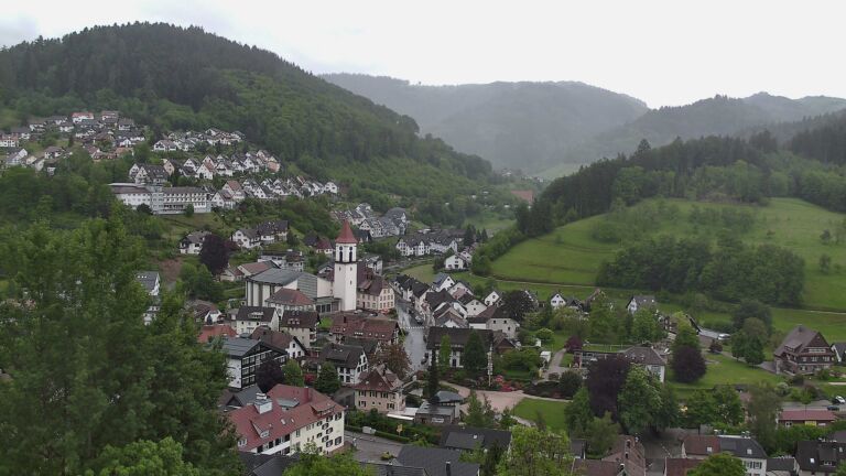 Dieses Bild zeigt eine Webcam-Aufnahme von Ottenhöfen, aufgenommen am Freitag, den 15.05.2026 um 17:00 Uhr