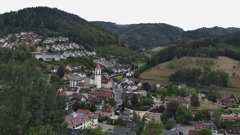 Dieses Bild zeigt eine Webcam-Aufnahme von Ottenhöfen, aufgenommen am Montag, den 24.08.2026 um 17:20 Uhr