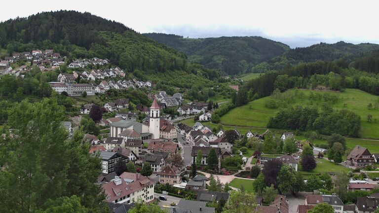 Dieses Bild zeigt eine Webcam-Aufnahme von Ottenhöfen, aufgenommen am Mittwoch, den 13.05.2026 um 10:30 Uhr