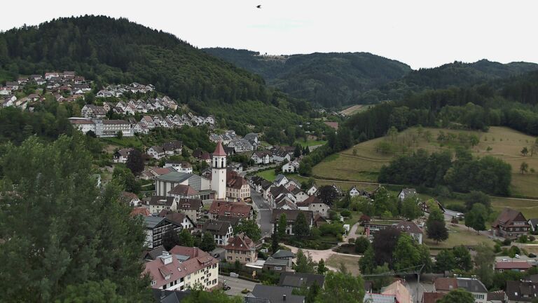 Dieses Bild zeigt eine Webcam-Aufnahme von Ottenhöfen, aufgenommen am Montag, den 13.07.2026 um 17:00 Uhr