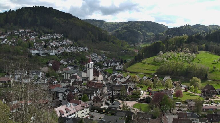 Dieses Bild zeigt eine Webcam-Aufnahme von Ottenhöfen, aufgenommen am Freitag, den 17.04.2026 um 15:30 Uhr