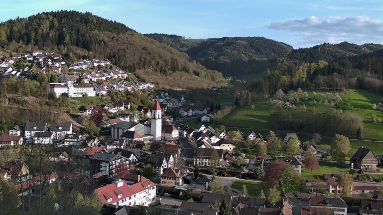 Dieses Bild zeigt eine Webcam-Aufnahme von Ottenhöfen, aufgenommen am Donnerstag, den 16.04.2026 um 19:10 Uhr