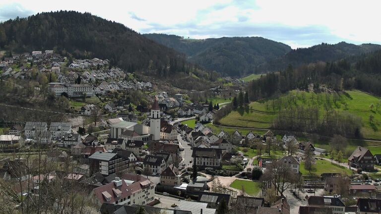 Dieses Bild zeigt eine Webcam-Aufnahme von Ottenhöfen, aufgenommen am Sonntag, den 05.04.2026 um 12:50 Uhr