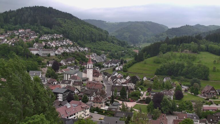 Dieses Bild zeigt eine Webcam-Aufnahme von Ottenhöfen, aufgenommen am Sonntag, den 10.05.2026 um 17:30 Uhr