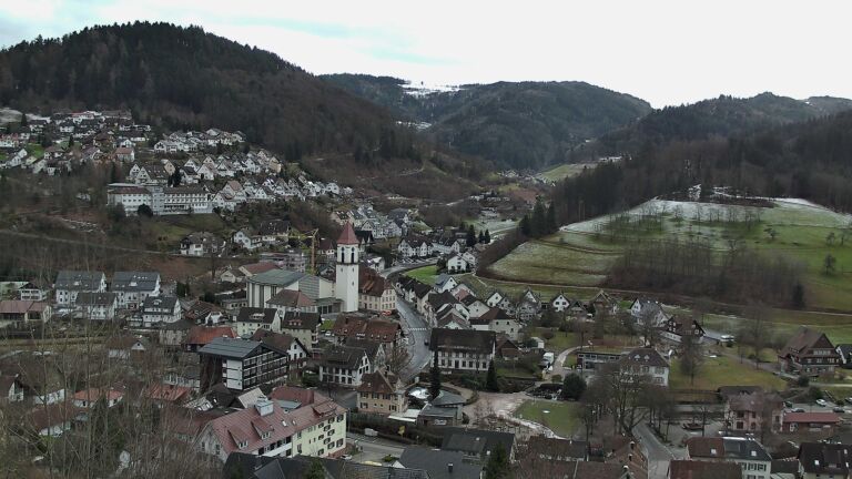 Dieses Bild zeigt eine Webcam-Aufnahme von Ottenhöfen, aufgenommen am Freitag, den 09.01.2026 um 13:00 Uhr