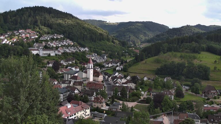 Dieses Bild zeigt eine Webcam-Aufnahme von Ottenhöfen, aufgenommen am Mittwoch, den 01.07.2026 um 17:20 Uhr