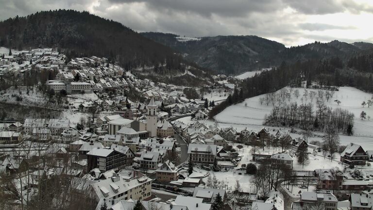 Dieses Bild zeigt eine Webcam-Aufnahme von Ottenhöfen, aufgenommen am Sonntag, den 04.01.2026 um 13:00 Uhr