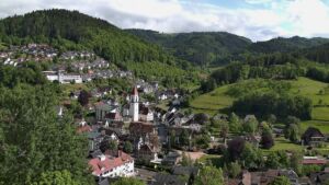 Dieses Bild zeigt eine Webcam-Aufnahme von Ottenhöfen, aufgenommen am Montag, den 18.05.2026 um 17:00 Uhr