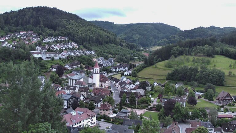 Dieses Bild zeigt eine Webcam-Aufnahme von Ottenhöfen, aufgenommen am Freitag, den 05.06.2026 um 05:30 Uhr