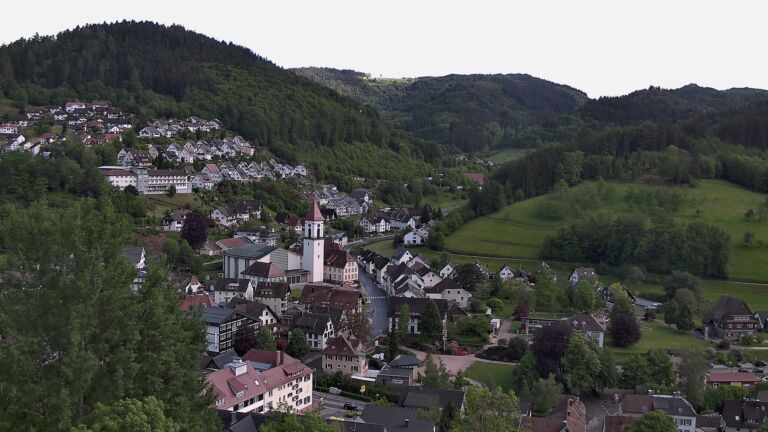 Dieses Bild zeigt eine Webcam-Aufnahme von Ottenhöfen, aufgenommen am Donnerstag, den 14.05.2026 um 17:30 Uhr