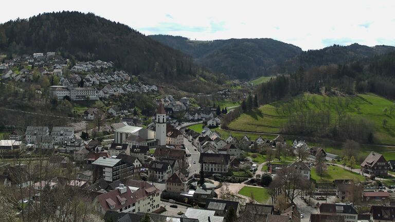 Dieses Bild zeigt eine Webcam-Aufnahme von Ottenhöfen, aufgenommen am Sonntag, den 05.04.2026 um 12:10 Uhr