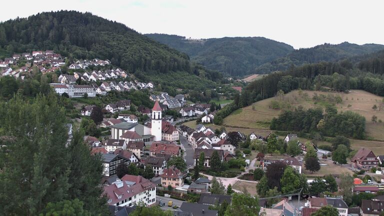 Dieses Bild zeigt eine Webcam-Aufnahme von Ottenhöfen, aufgenommen am Sonntag, den 26.07.2026 um 06:10 Uhr