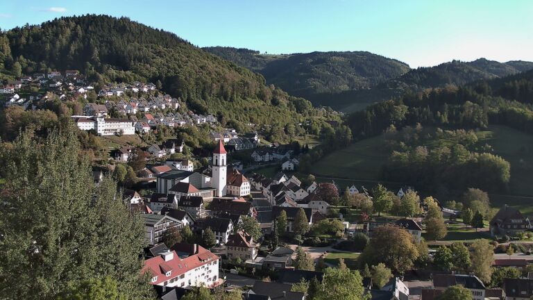 Dieses Bild zeigt eine Webcam-Aufnahme von Ottenhöfen, aufgenommen am Montag, den 12.10.2026 um 17:00 Uhr