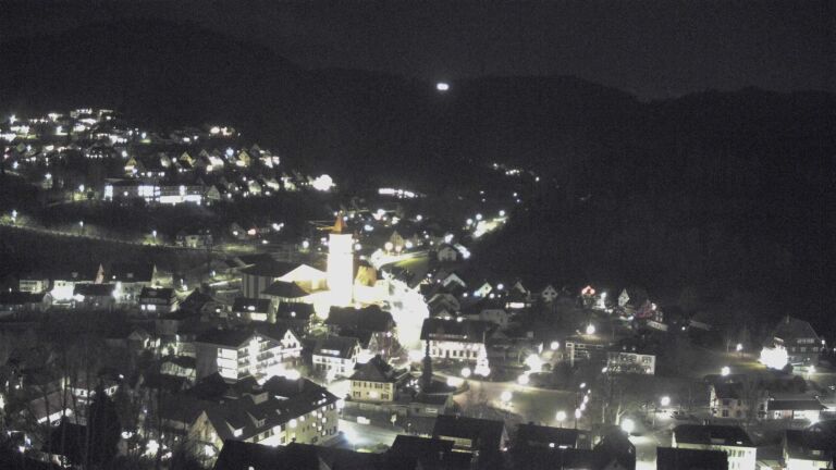 Dieses Bild zeigt eine Webcam-Aufnahme von Ottenhöfen, aufgenommen am Donnerstag, den 25.12.2025 um 19:10 Uhr