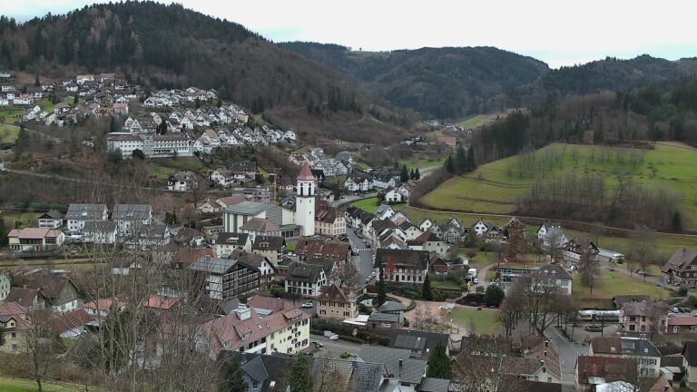 Dieses Bild zeigt eine Webcam-Aufnahme von Ottenhöfen, aufgenommen am Freitag, den 19.12.2025 um 12:50 Uhr