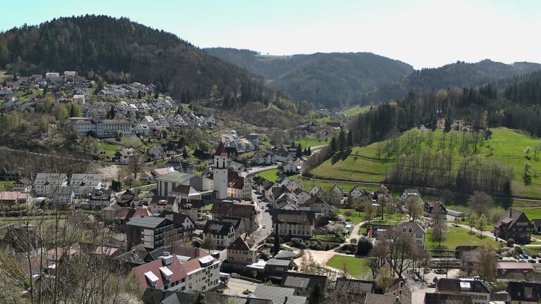 Dieses Bild zeigt eine Webcam-Aufnahme von Ottenhöfen, aufgenommen am Dienstag, den 07.04.2026 um 13:40 Uhr