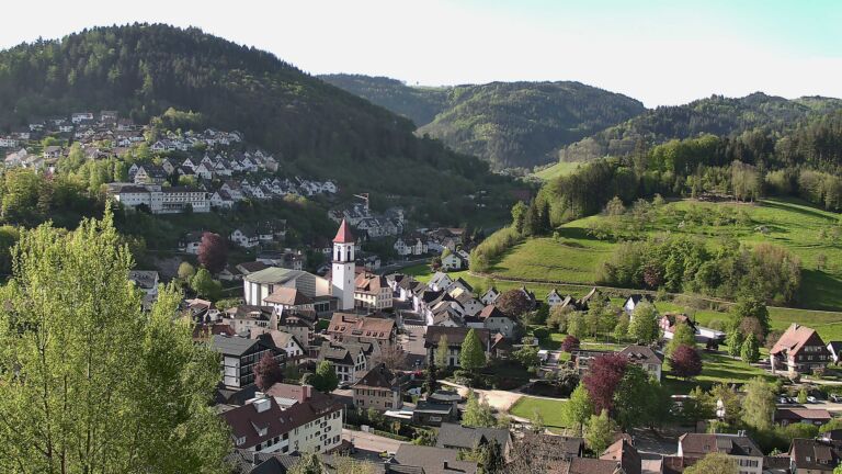 Dieses Bild zeigt eine Webcam-Aufnahme von Ottenhöfen, aufgenommen am Montag, den 27.04.2026 um 08:40 Uhr