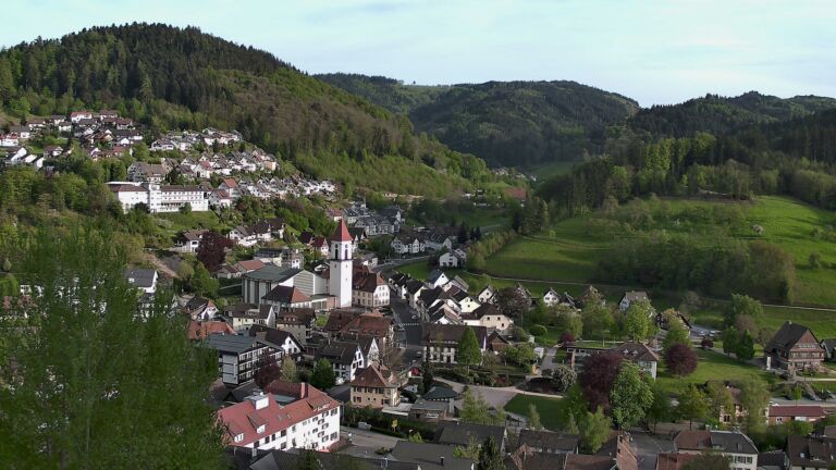 Dieses Bild zeigt eine Webcam-Aufnahme von Ottenhöfen, aufgenommen am Montag, den 27.04.2026 um 19:10 Uhr
