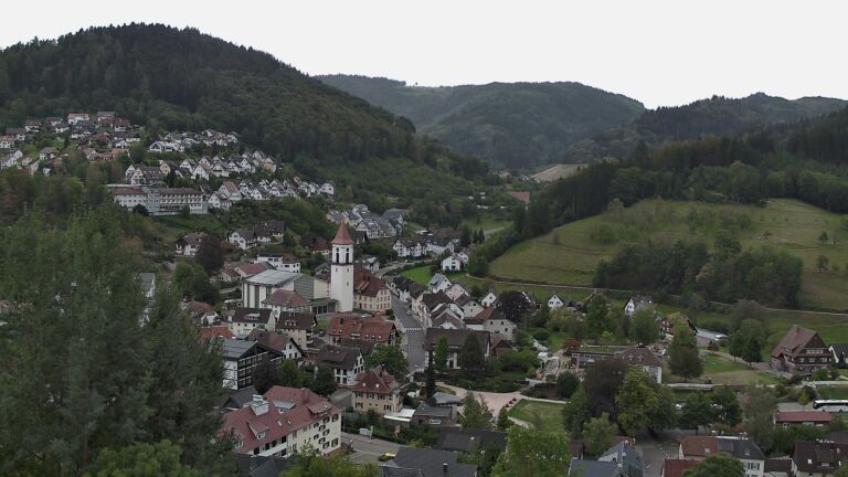 Dieses Bild zeigt eine Webcam-Aufnahme von Ottenhöfen, aufgenommen am Sonntag, den 13.09.2026 um 18:00 Uhr