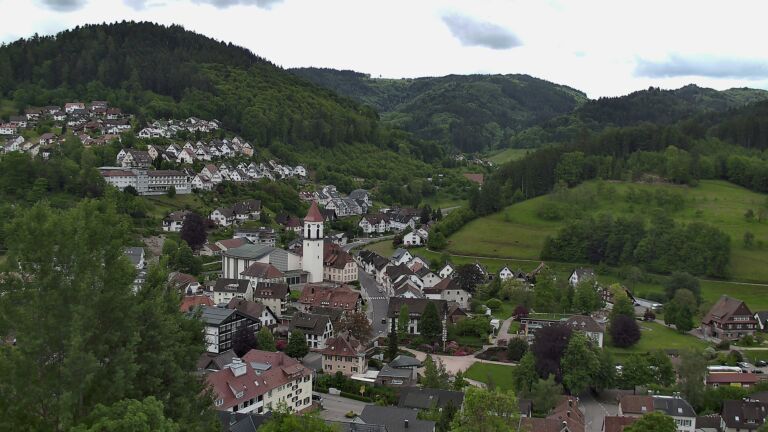 Dieses Bild zeigt eine Webcam-Aufnahme von Ottenhöfen, aufgenommen am Dienstag, den 19.05.2026 um 13:40 Uhr