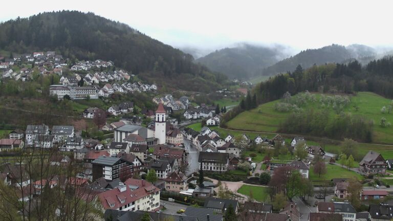 Dieses Bild zeigt eine Webcam-Aufnahme von Ottenhöfen, aufgenommen am Sonntag, den 12.04.2026 um 07:10 Uhr