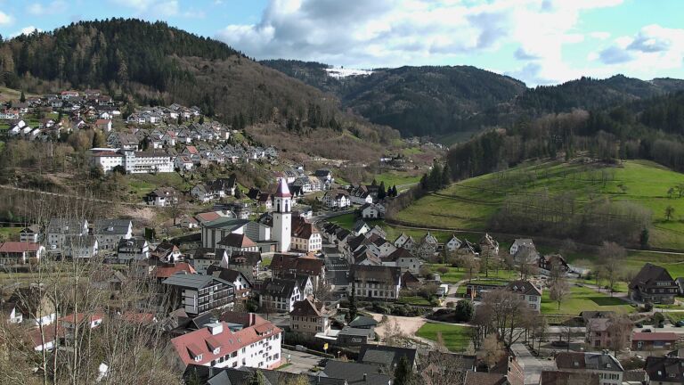 Dieses Bild zeigt eine Webcam-Aufnahme von Ottenhöfen, aufgenommen am Mittwoch, den 01.04.2026 um 17:00 Uhr