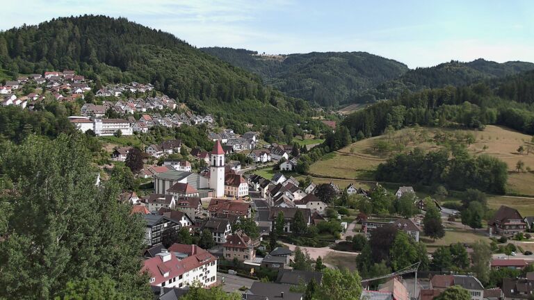Dieses Bild zeigt eine Webcam-Aufnahme von Ottenhöfen, aufgenommen am Montag, den 13.07.2026 um 17:30 Uhr