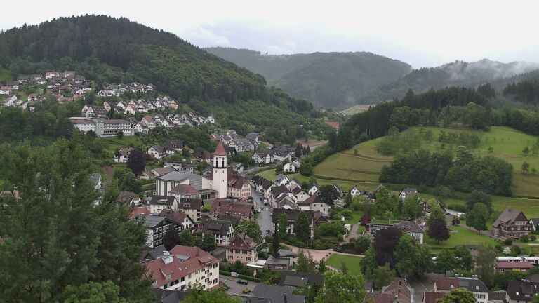 Dieses Bild zeigt eine Webcam-Aufnahme von Ottenhöfen, aufgenommen am Montag, den 08.06.2026 um 17:50 Uhr