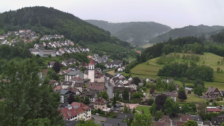 Dieses Bild zeigt eine Webcam-Aufnahme von Ottenhöfen, aufgenommen am Sonntag, den 31.05.2026 um 16:50 Uhr