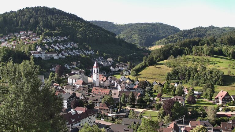 Dieses Bild zeigt eine Webcam-Aufnahme von Ottenhöfen, aufgenommen am Sonntag, den 14.06.2026 um 08:10 Uhr