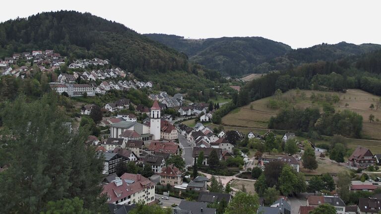 Dieses Bild zeigt eine Webcam-Aufnahme von Ottenhöfen, aufgenommen am Montag, den 24.08.2026 um 17:50 Uhr