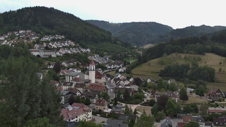 Dieses Bild zeigt eine Webcam-Aufnahme von Ottenhöfen, aufgenommen am Dienstag, den 04.08.2026 um 18:50 Uhr