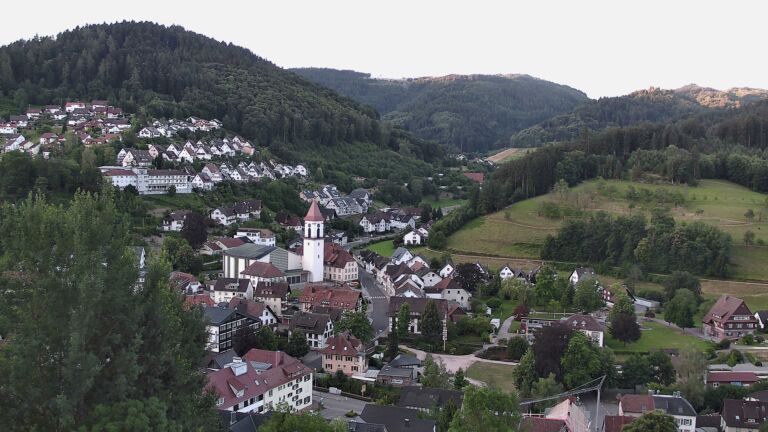 Dieses Bild zeigt eine Webcam-Aufnahme von Ottenhöfen, aufgenommen am Samstag, den 04.07.2026 um 06:10 Uhr