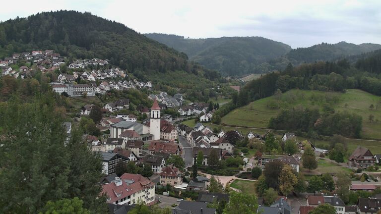 Dieses Bild zeigt eine Webcam-Aufnahme von Ottenhöfen, aufgenommen am Sonntag, den 04.10.2026 um 17:30 Uhr